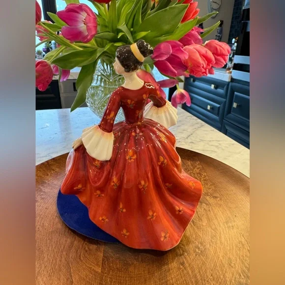 Royal Doulton figurine “Stephanie”. Pretty Ladies bone china. - Picture 5 of 8